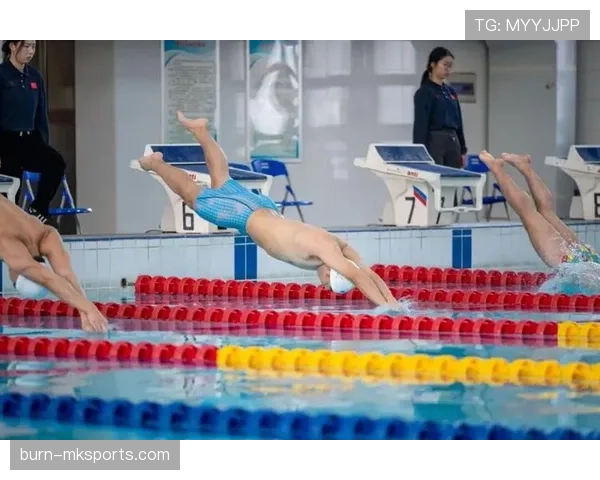 娜塔莉·考夫林勇夺女子100米仰泳金牌，刷新历史纪录