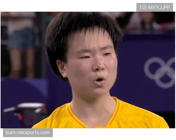 何冰娇背着一堆爆款包，赛场一脸冷静，生活真是两张脸啊