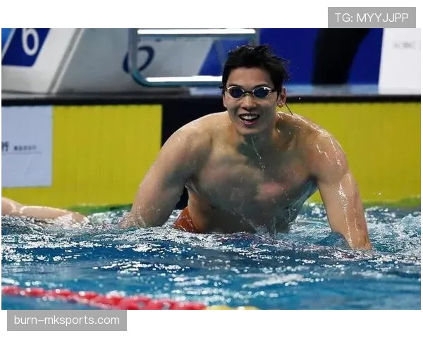 汪顺家里那泳池比咱们小区还豪华，比赛时倒是一本正经得像个书呆子